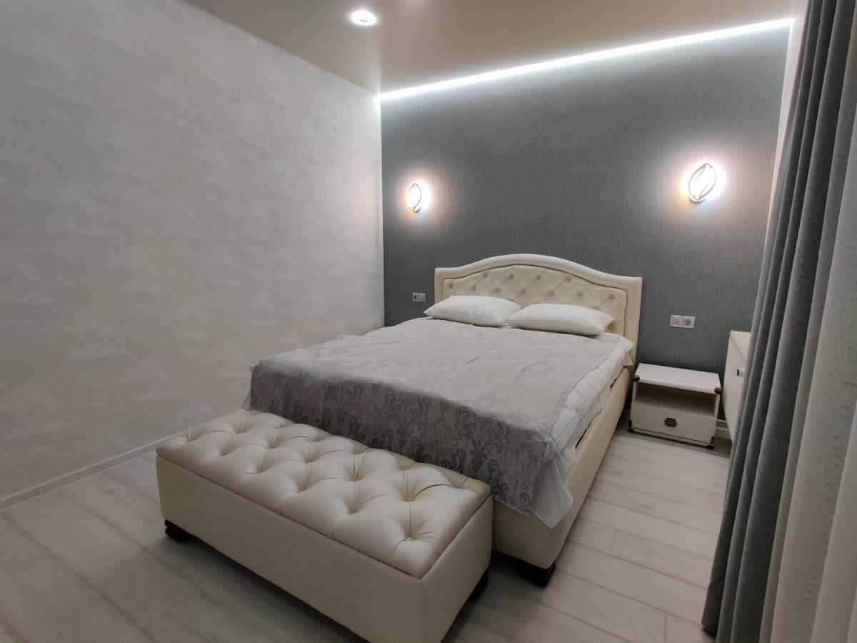 Yarovytsya Vip In The Center Apartment Lutsk Luaran gambar